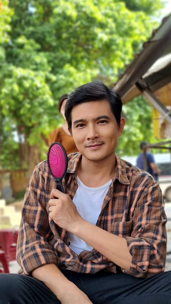 Thanh Sơn nhìn Khả Ngân đắm đuối hậu trường Gia Đình Mình Vui Bất Thình Lình-13