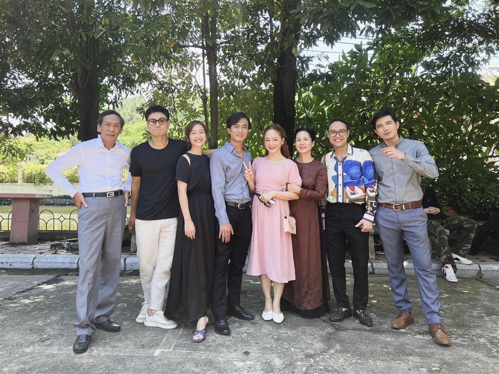 Thanh Sơn nhìn Khả Ngân đắm đuối hậu trường Gia Đình Mình Vui Bất Thình Lình-14