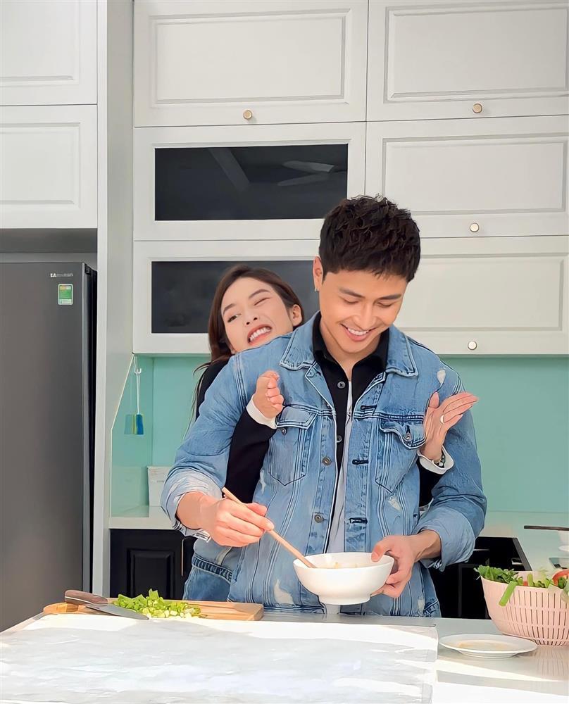 Thanh Sơn nhìn Khả Ngân đắm đuối hậu trường Gia Đình Mình Vui Bất Thình Lình-2