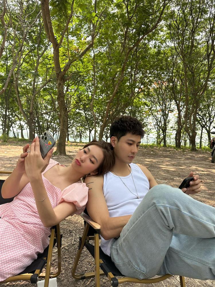 Thanh Sơn nhìn Khả Ngân đắm đuối hậu trường Gia Đình Mình Vui Bất Thình Lình-3