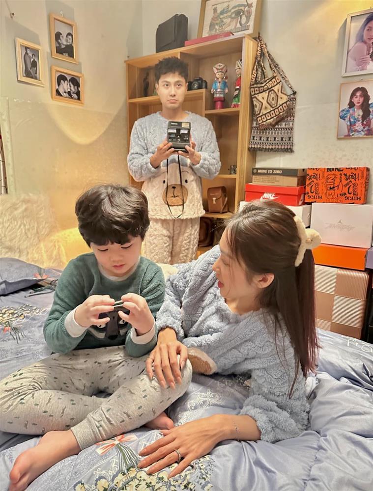 Thanh Sơn nhìn Khả Ngân đắm đuối hậu trường Gia Đình Mình Vui Bất Thình Lình-5