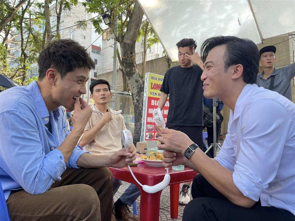 Thanh Sơn nhìn Khả Ngân đắm đuối hậu trường Gia Đình Mình Vui Bất Thình Lình-6