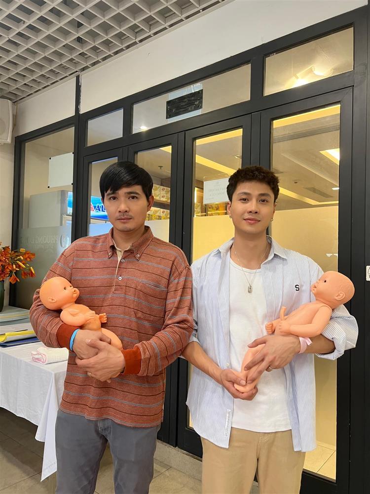 Thanh Sơn nhìn Khả Ngân đắm đuối hậu trường Gia Đình Mình Vui Bất Thình Lình-7