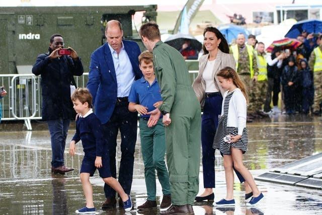 Vương phi Kate Middleton thức khuya làm một việc vào ngày sinh nhật 10 tuổi của con trai đầu-6