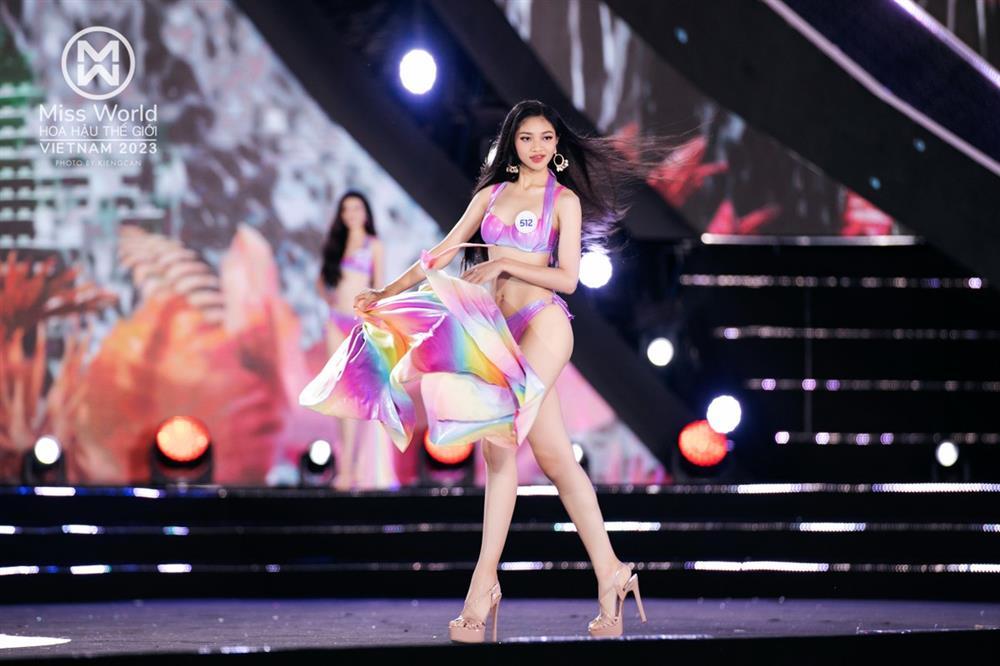 Tân Hoa hậu Thế giới Việt Nam và hai Á hậu diễn áo tắm nóng bỏng-5