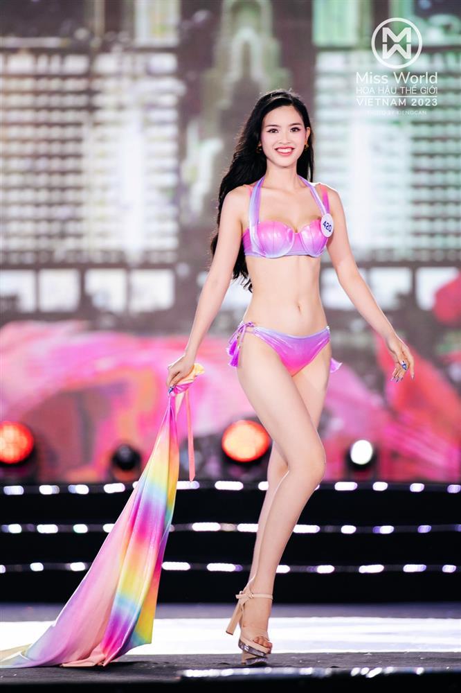 Tân Hoa hậu Thế giới Việt Nam và hai Á hậu diễn áo tắm nóng bỏng-7