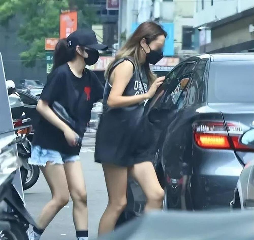 An Dĩ Hiên lộ diện gầy gò ở bệnh viện sau biến cố chồng tỷ phú bị bắt-1