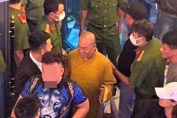 Mất toàn bộ răng cửa vì cúi người vào thang máy đang sửa để nhặt điện thoại-2