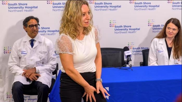 Người phụ nữ tự cạy hàm cá mập để thoát thân-1