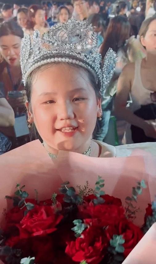 Em gái 10 tuổi của Hoa hậu Ý Nhi chia sẻ khéo léo và thông minh sau khi chị đăng quang-1