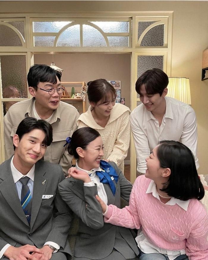 Yoona nổi bật trong loạt ảnh chụp cùng dàn sao Khách Sạn Vương Giả-1