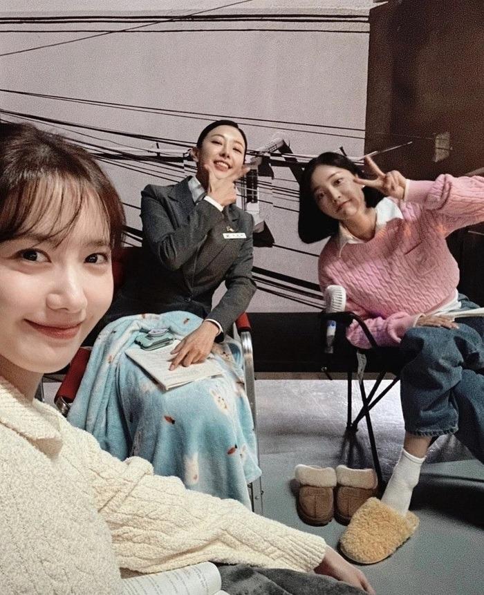 Yoona nổi bật trong loạt ảnh chụp cùng dàn sao Khách Sạn Vương Giả-2