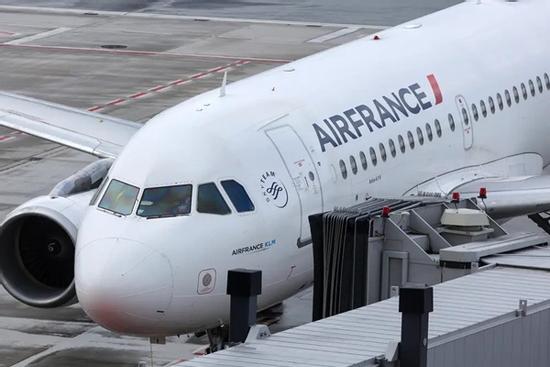 Hành khách cố mở cửa thoát hiểm máy bay giữa trời, bị bắt ngay khi hạ cánh