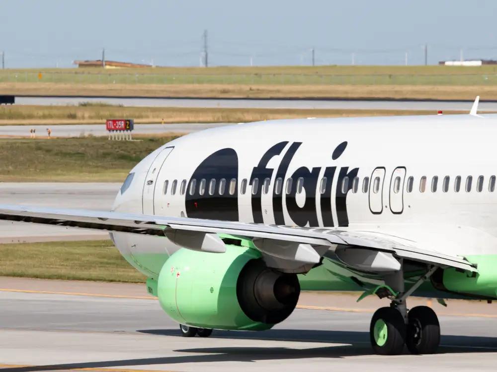 Hành khách phải uống nước từ nhà vệ sinh vì mắc kẹt trên máy bay cả chục tiếng-1