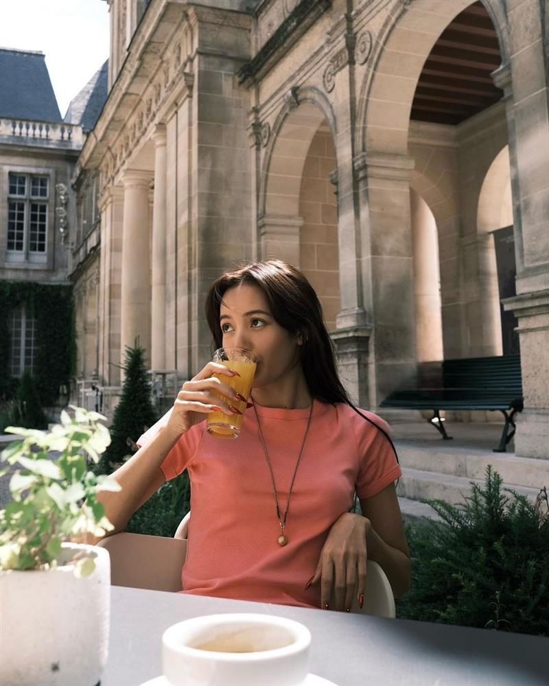 Lisa khoe mặt mộc tại Paris trước khi tới Việt Nam-1