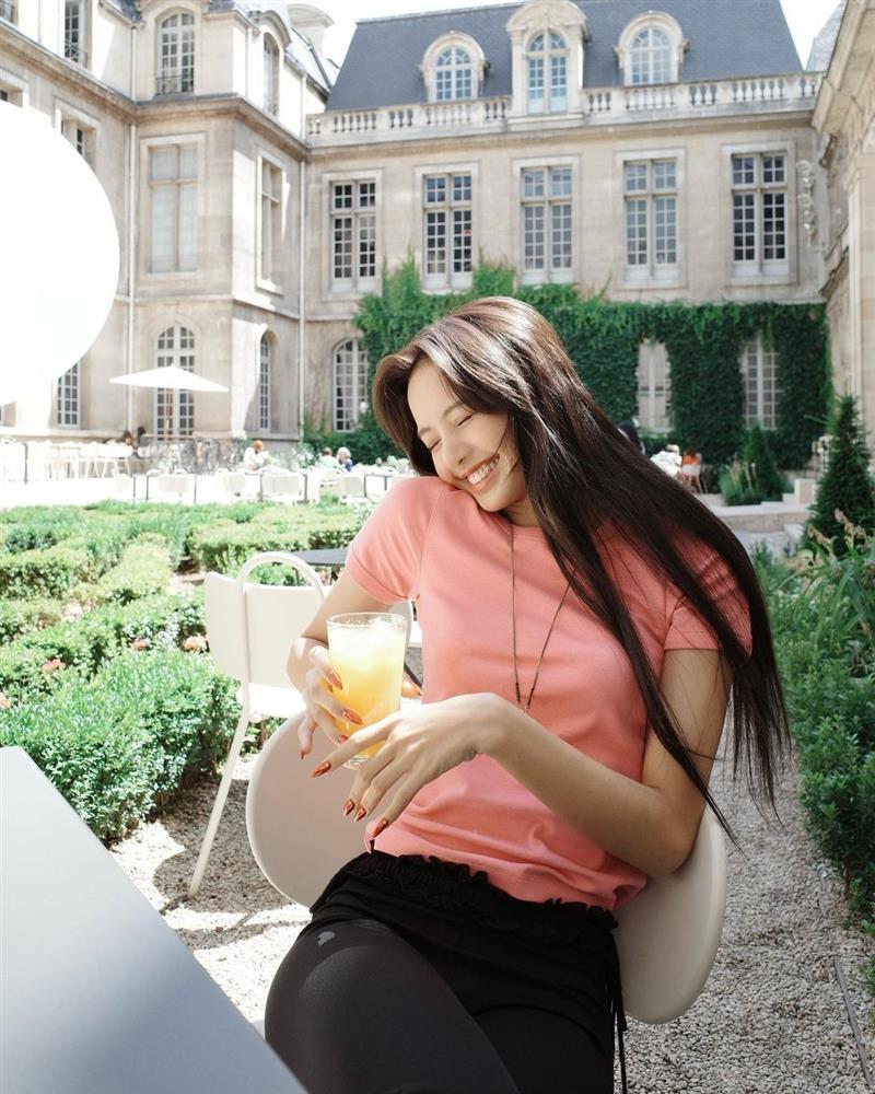 Lisa khoe mặt mộc tại Paris trước khi tới Việt Nam-2