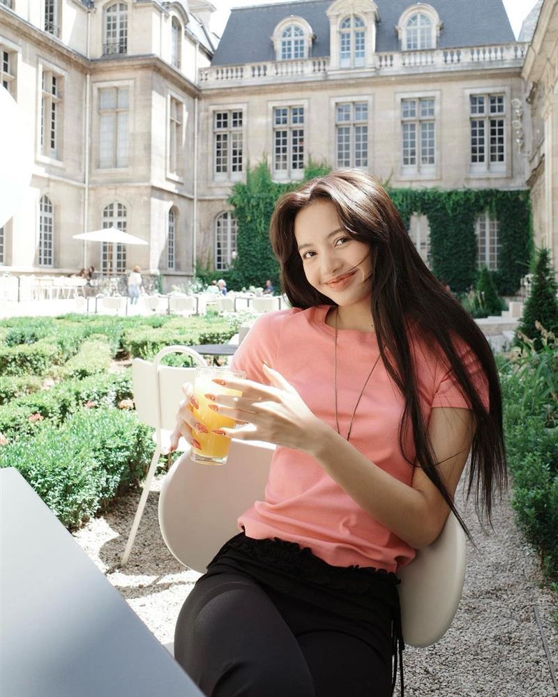 Lisa khoe mặt mộc tại Paris trước khi tới Việt Nam-3