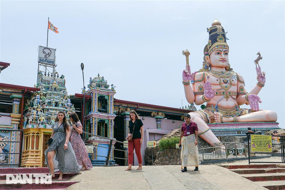 Ngôi đền cầu con ngàn năm tuổi, nằm cheo leo bên bờ Ấn Độ Dương-1