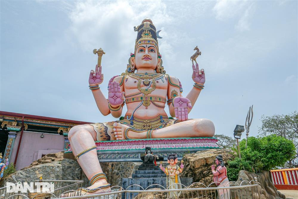 Ngôi đền cầu con ngàn năm tuổi, nằm cheo leo bên bờ Ấn Độ Dương-3