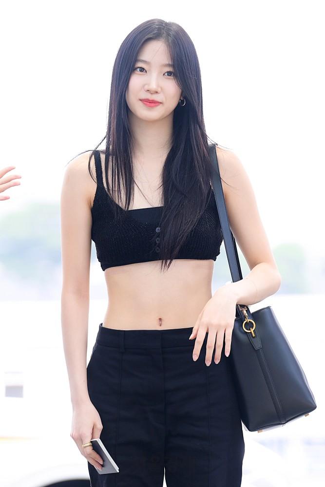 Gu thời trang sân bay cực phóng khoáng của idol Nhật Bản gây tranh cãi-1