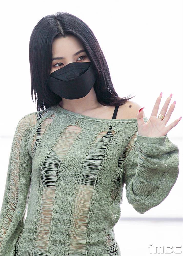 Gu thời trang sân bay cực phóng khoáng của idol Nhật Bản gây tranh cãi-2