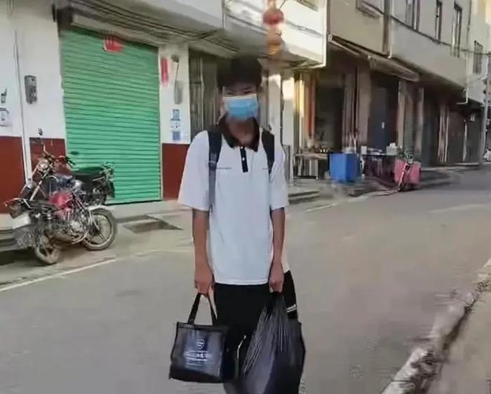 Bức ảnh nam sinh xách hành lý lủi thủi trên đường khiến phụ huynh tranh cãi-2