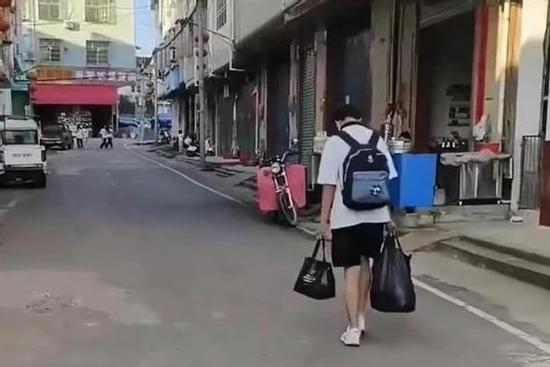 Bức ảnh nam sinh xách hành lý lủi thủi trên đường khiến phụ huynh tranh cãi