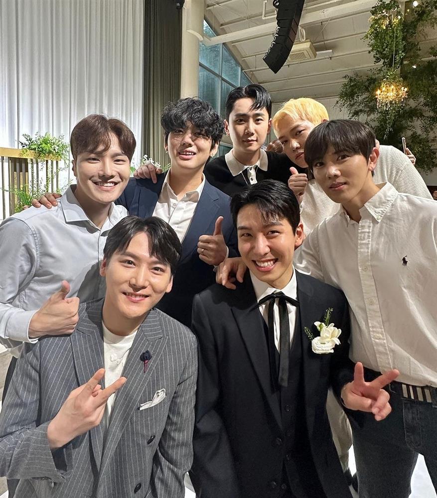 Lộ ảnh hiếm hôn lễ nữ ca sĩ và tài tử kém 10 tuổi, nụ hôn thề nguyện thành tâm điểm-4