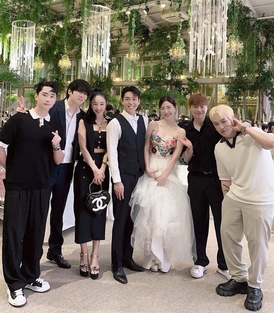 Lộ ảnh hiếm hôn lễ nữ ca sĩ và tài tử kém 10 tuổi, nụ hôn thề nguyện thành tâm điểm-5