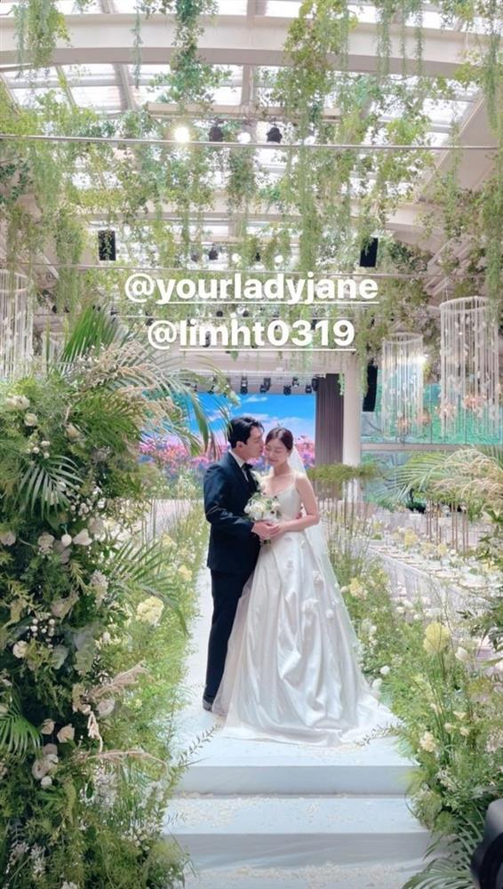 Lộ ảnh hiếm hôn lễ nữ ca sĩ và tài tử kém 10 tuổi, nụ hôn thề nguyện thành tâm điểm-1