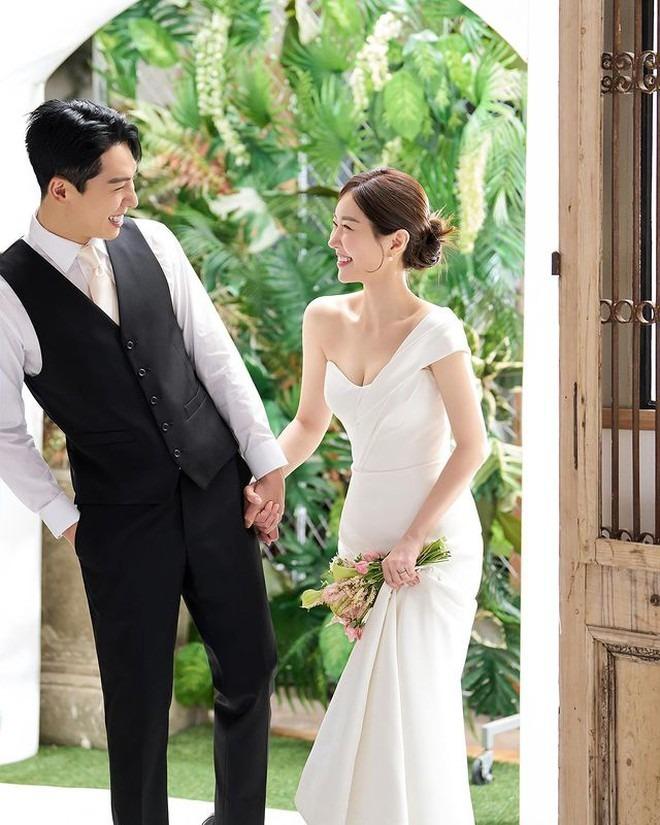 Lộ ảnh hiếm hôn lễ nữ ca sĩ và tài tử kém 10 tuổi, nụ hôn thề nguyện thành tâm điểm-6