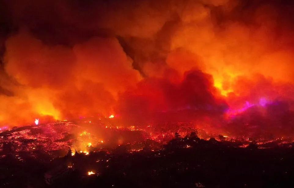Ác mộng ngày hè tại Hy Lạp: Hàng nghìn người vạ vật, chờ được giải cứu khỏi thảm họa-1