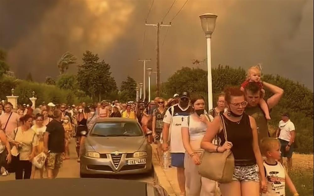 Ác mộng ngày hè tại Hy Lạp: Hàng nghìn người vạ vật, chờ được giải cứu khỏi thảm họa-2