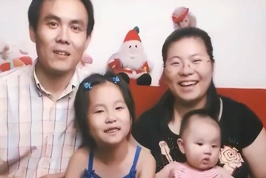 Cứ ngỡ con gái thông minh, vợ chồng Tiến sĩ lặng người khi nghe bác sĩ kết luận