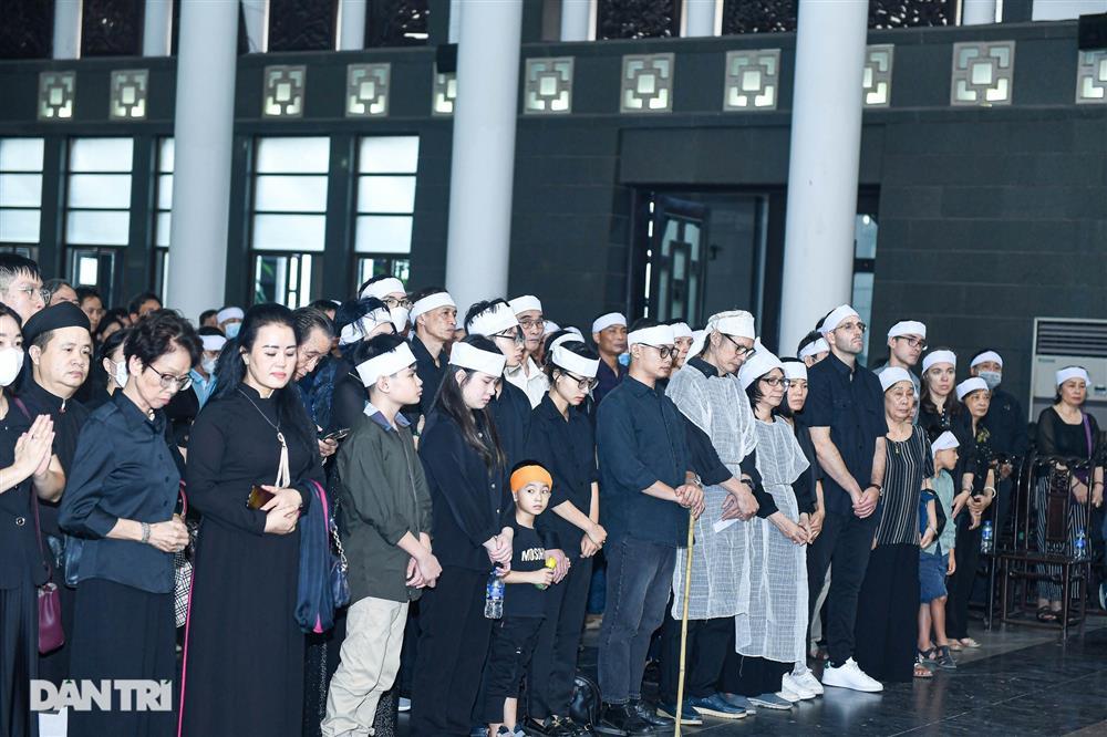 Đạo diễn Trần Lực bật khóc tiễn biệt bố - NSND Trần Bảng-5