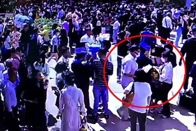 Nhiều sinh viên ở TPHCM bị kẻ gian móc túi trong lễ tốt nghiệp-1