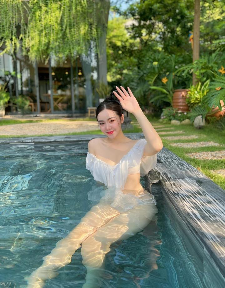 Nữ chính phim Đừng Làm Mẹ Cáu diện bikini khoe làn da trắng không tì vết-1