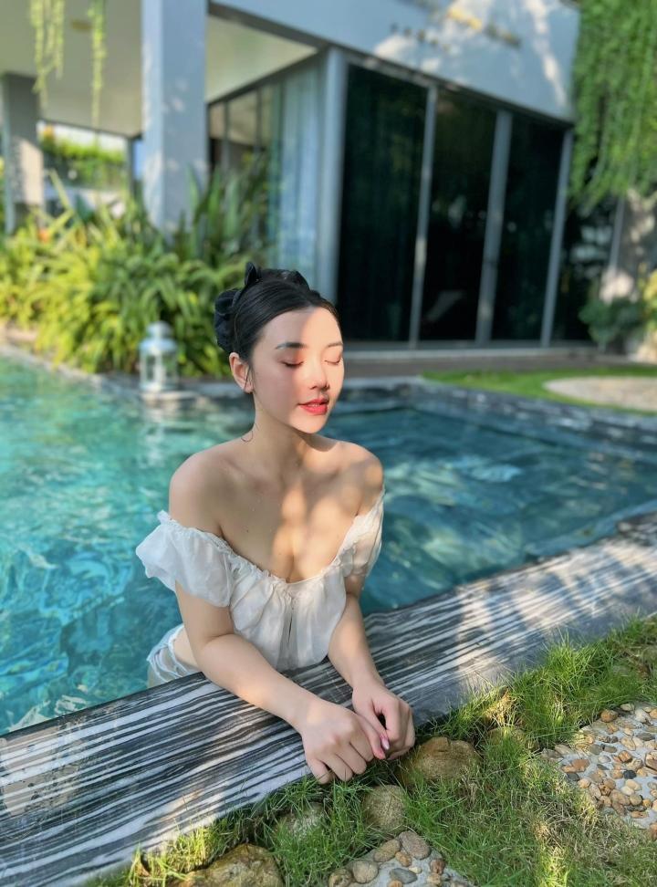 Nữ chính phim Đừng Làm Mẹ Cáu diện bikini khoe làn da trắng không tì vết-2