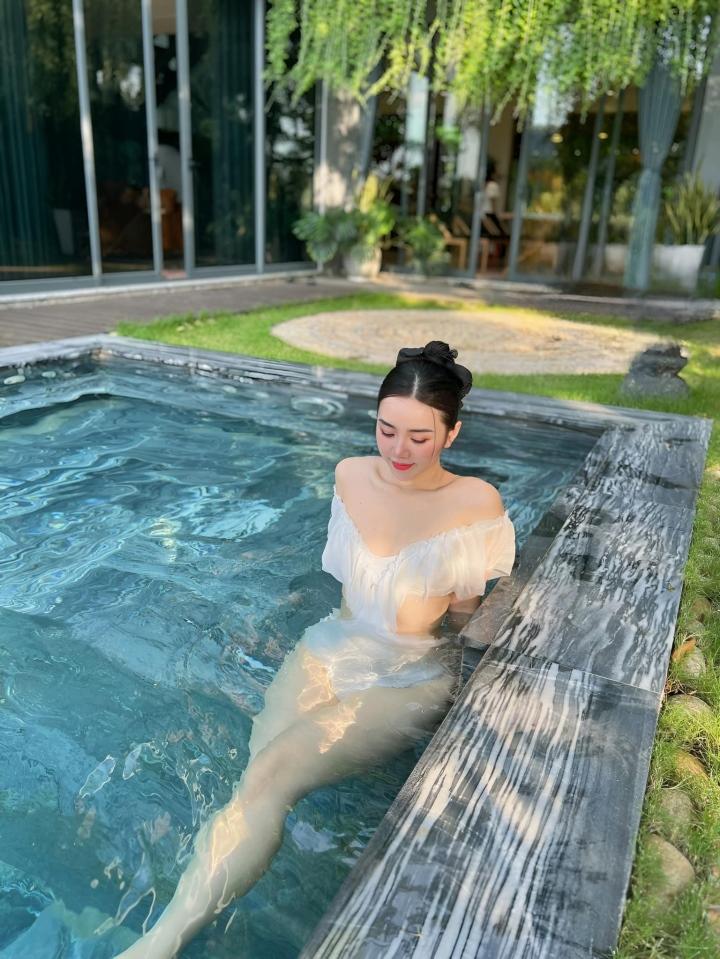 Nữ chính phim Đừng Làm Mẹ Cáu diện bikini khoe làn da trắng không tì vết-5