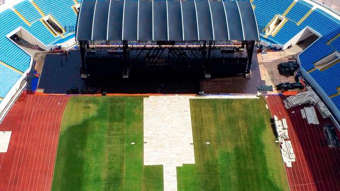 Toàn cảnh sân khấu biểu diễn của nhóm BlackPink đang gấp rút hoàn thiện-7