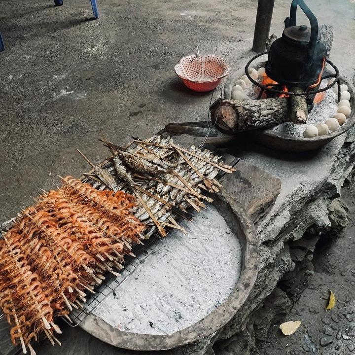 Đến Bắc Kạn thưởng thức đặc sản cá nướng Pác Ngòi dân dã, đậm vị núi rừng-1