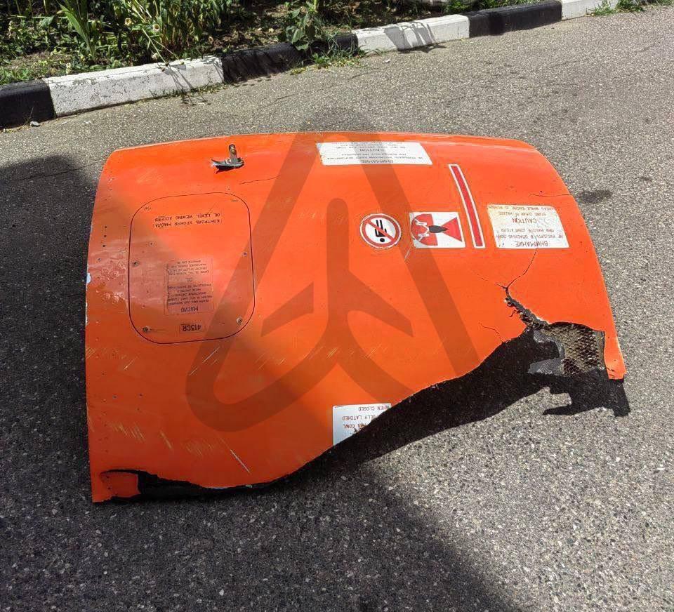 Máy bay bung vỏ động cơ giữa trời, mảnh vỡ văng trở lại sân bay-2