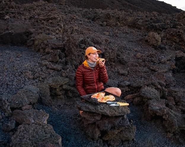 Du khách nướng và ăn pizza trên miệng núi lửa đang hoạt động gây sốt-2