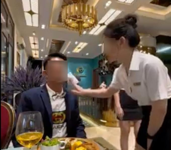 Tranh cãi nhân viên nhà hàng ở TPHCM đút thức ăn, lau miệng cho khách-1
