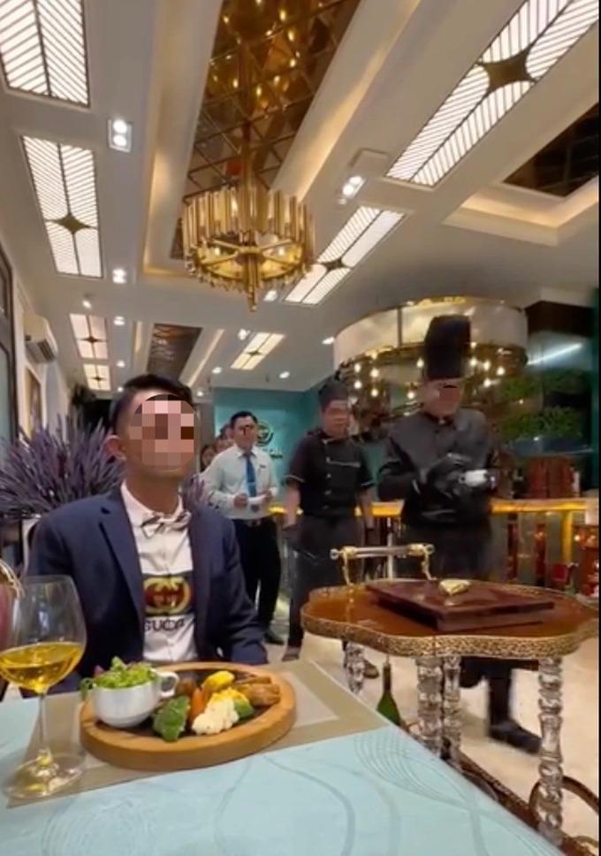 Tranh cãi nhân viên nhà hàng ở TPHCM đút thức ăn, lau miệng cho khách-2