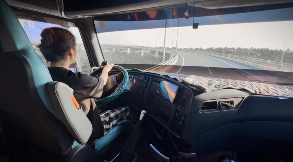 Nữ tài xế xinh đẹp Thái Nguyên gây sốt: Lái xe 30 tấn chinh phục đường đèo-8