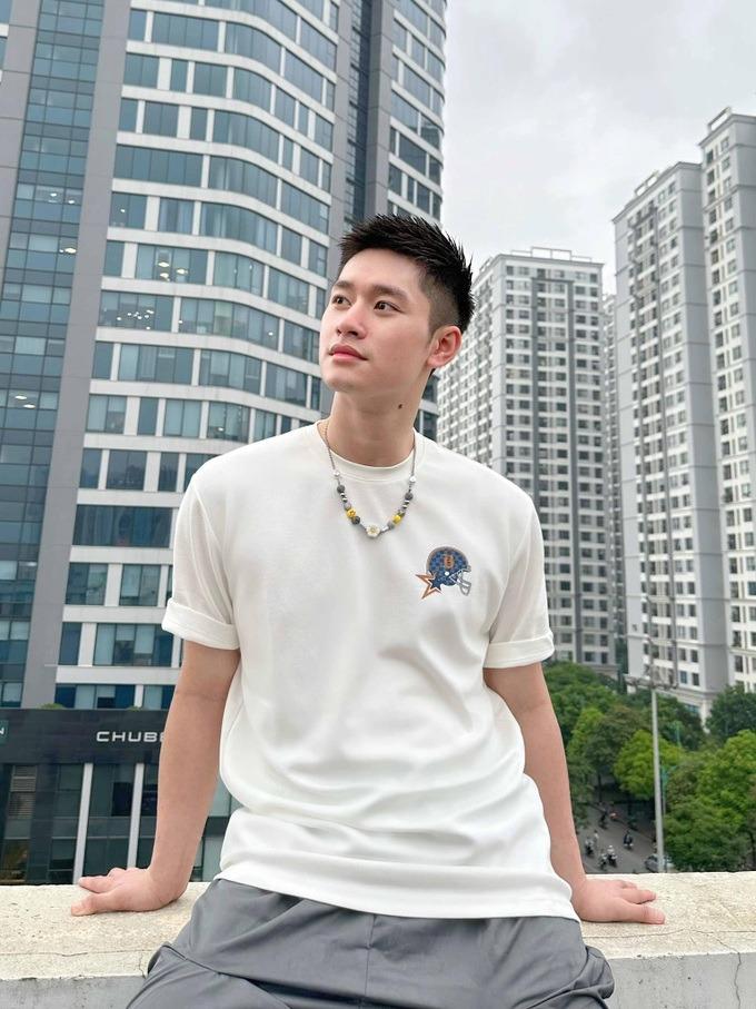 Chàng trai màu tím được trao nhầm hoa kết đôi vì quá... đẹp trai-9