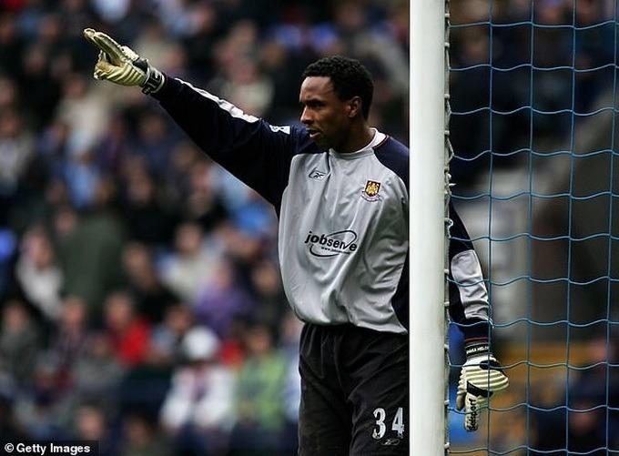 Bình luận viên thể thao... ngất lịm khi đang lên sóng trực tiếp-1