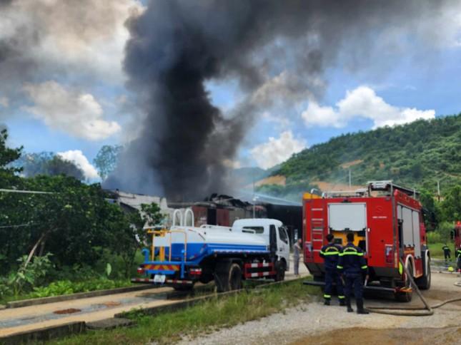 8 cảnh sát phải nhập viện sau khi dập đám cháy nhà kho rộng 1.000m2-1