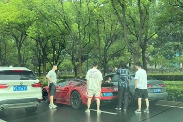 Chiếc xe đua trông như ‘đống sắt vụn’ được bán với giá gần 2 triệu USD-2